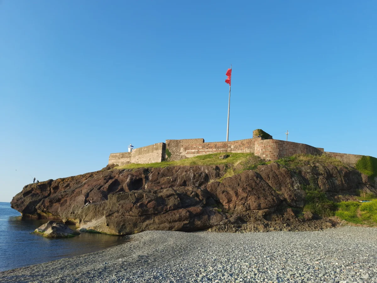 Eynesil Kalesi (Boztepealtı) Plajı